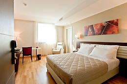 Breaking Business Hotel