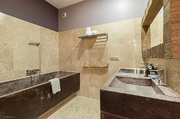Disini Luxury Hotel